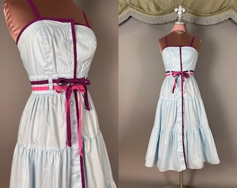 Vestido de la década de 1970 vintage 70s BABY BLUE COTTON rosa púrpura raya ajuste flare sundress