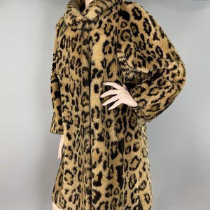 Płaszcz z lat 80. vintage z nadrukiem w panterkę, pluszowy miś ze sztucznego futra, huśtawka z lat 80.
