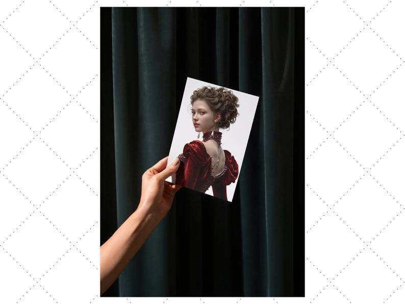 Pu&ograve; includere: Fotografia di una donna in abito rosso con colletto alto e maniche a sbuffo. L'immagine &egrave; tenuta in mano su uno sfondo di tenda verde scuro. La donna ha i capelli castani ricci e indossa una collana.