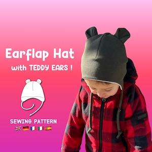 Könnte beinhalten: Ein Nähmuster für eine Ohrenschutzmütze mit Teddyohren. Das Muster enthält Anleitungen zum Nähen der Mütze in verschiedenen Größen. Die Mütze wird auf einem Kind gezeigt, das eine rot-schwarze karierte Jacke trägt.