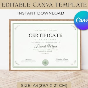 Può includere: Un modello di certificato di frequenza in formato A4 con un bordo verde e accenti decorativi agli angoli. Il testo include "YOUR ORGANISATION NAME", "CERTIFICATE OF ATTENDANCE", "THIS CERTIFICATE IS PRESENTED TO", "Hannah Meyer" e "DATE OF COMPLETION".