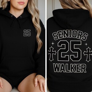 Puede incluir: Sudadera con capucha negra con texto blanco que dice "Seniors 25 Walker" en la espalda y "25" en la parte delantera.