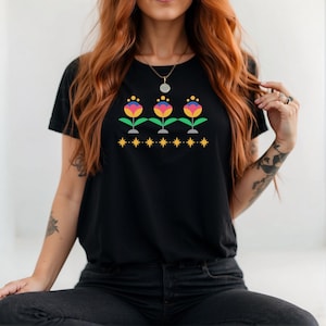 Skandinavisches Blumen-Hemd: Modernes Volkskunst-T-Shirt