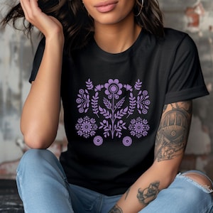 Camisa de arte popular escandinava, flores de arte popular escandinava, camisa de flores roxas, camisa floral, camisa botânica, camiseta de arte popular, camiseta hygge