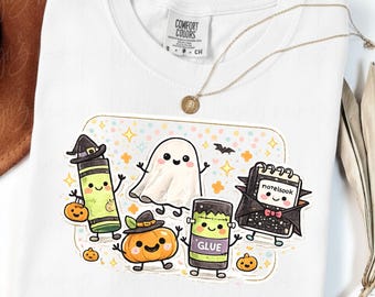 Upiorne przybory szkolne PNG, urocza koszulka dla nauczyciela PNG, sublimacja szkolna na Halloween, notatnik z dynią i kredką w kształcie ducha