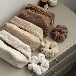 TEDDY Borsa per cosmetici Set di elastici per capelli / Borsa per il trucco in morbida pelliccia sintetica / Regalo carino per donne e ragazze / Borsa per il trucco Teddy / Borsa per il trucco - fatta a mano
