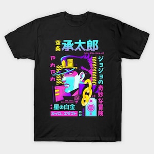 Puede incluir: Una camiseta negra con un diseño gráfico que presenta un personaje de la serie de anime JoJo's Bizarre Adventure. El personaje lleva un sombrero azul y morado y tiene una expresión seria. El texto en la camiseta está en japonés y dice "承太郎" (Jotaro) y "ジョジョの奇妙な冒険" (JoJo's Bizarre Adventure).