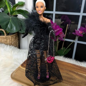 Robe Barbie noire en dentelle et plumes faite main, assortie de gants en satin