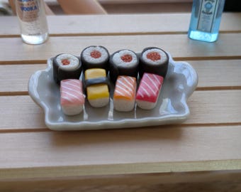 8 piezas de sushi japonés en miniatura, mini vodka, ginebra, whisky y té para fiesta de té de muñecas a escala 1/6: comida para casa de muñecas