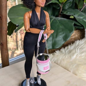 Zuru mini brands fashion Serie 3, Barbie, 1:6 Puppe rosa und weiss, Beuteltasche, Miniatur Designer Tasche, mini fashion Serie
