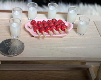 Set de fresas y leche cubiertas de chocolate en miniatura: Comida para casa de muñecas
