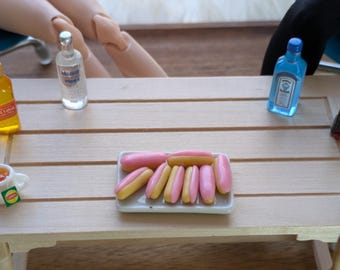 8 Eclairs en miniatura cubiertos con glaseado rosa, mini vodka, ginebra, whisky y té para fiesta de té de muñecas a escala 1/6: Comida para casa de muñecas