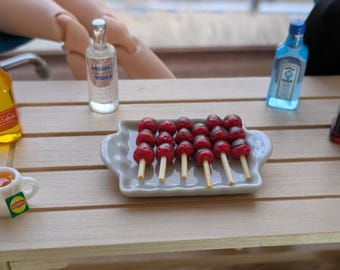 6 palitos de fresas cubiertas de chocolate en miniatura, mini vodka, ginebra, whisky y té para una fiesta de té de muñecas a escala 1/6: Comida para casa de muñecas