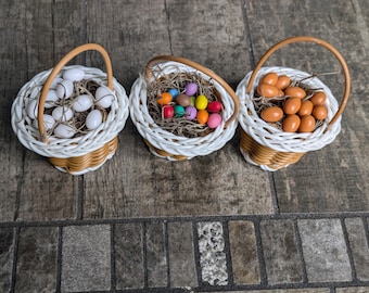 Huevos en miniatura en cesta: Comida pequeña, accesorio para casa de muñecas