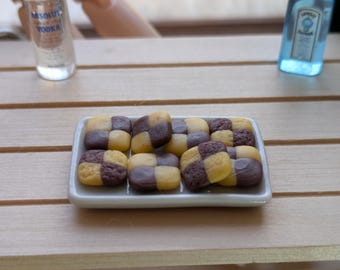8 galletas de mantequilla en miniatura, mini vodka, ginebra, whisky y té para fiesta de té de muñecas a escala 1/6: comida para casa de muñecas