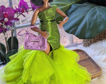 Muñeca Barbie vestida de forma original: vestido de fiesta verde lima, bolso de diseñador y juego de té.