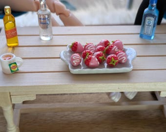 12 fresas en miniatura cubiertas de chocolate rosa, mini vodka, ginebra, whisky y té para fiesta de té de muñecas a escala 1/6: Comida para casa de muñecas