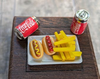 Handgemachtes Miniatur Fast Food Tablett – Kleine Cola, Pommes & Hotdogs