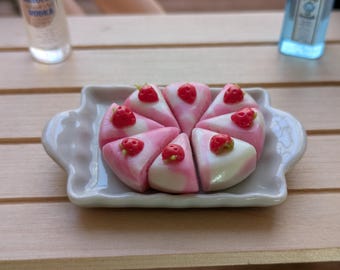 8 tartas de queso en miniatura con cobertura de fresa, mini vodka, ginebra, whiskey y té para fiesta de té de muñecas a escala 1/6: comida para casa de muñecas
