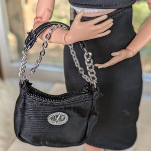 Zuru mini brands Fashion Serie 3, Barbie, 1:6 Puppe schwarz mit Kettenriemen Geldbörse, Miniatur Designer Geldbörse/Tasche, Mini Fashion Serie