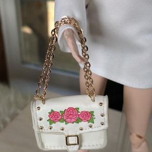Zuru mini brands fashion Serie 3, Barbie, 1:6 Puppe weiss mit Rosen & Kettenriemen Geldbörse, Miniatur Designer Geldbörse/Tasche, Mini Fashion Serie