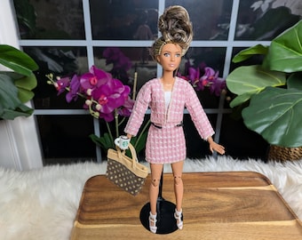 Traje de Barbie de tweed de 5 piezas con falda, chaqueta, top de tubo, 2 mini tazas de chocolate caliente Starbucks, muñecas de 12 pulgadas; ropa de trabajo, rosa claro
