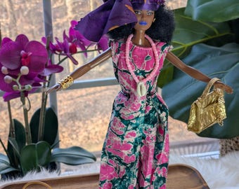 Muñeca Barbie Fashionista OOAK: Vestido rosa y verde de África Occidental, bolso de diseñador