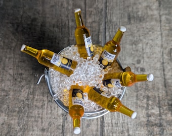 Botellas miniatura de cerveza Corona en una cubitera: ¡bebidas en miniatura para fiestas de verano en casas de muñecas!