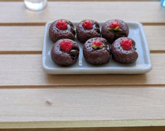 6 pasteles de chocolate fundido en miniatura con cobertura de fresa, mini vodka, ginebra, whisky y té para fiesta de té de muñecas a escala 1/6: comida para casa de muñecas