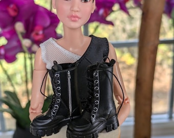 Zuru Mini Brands: Muñeca Barbie, botas de combate negras, bolso de diseñador y accesorios.
