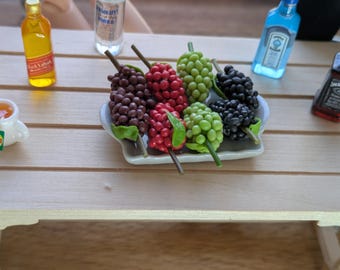 8 racimos de uvas en miniatura, mini vodka, ginebra, whiskies y té para la fiesta del té de muñecas a escala 1/6: Comida para casa de muñecas