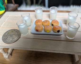 Set de natillas en miniatura y bebidas lácteas: Comida para casa de muñecas Barbie