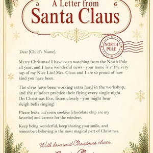 Może przedstawiać: Dekoracyjny list od Świętego Mikołaja wydrukowany na kremowym papierze z czerwoną ramką, gałązkami sosny i szyszkami. Tekst brzmi A Letter from Santa Claus, North Pole, i zawiera wiadomość o liście grzecznych dzieci oraz Wigilii.