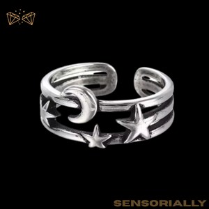 Può includere: Anello regolabile color argento con un design celeste. L'anello presenta ritagli a forma di luna crescente e stelle, con un design a fascia a strati. L'anello è posto su uno sfondo nero.