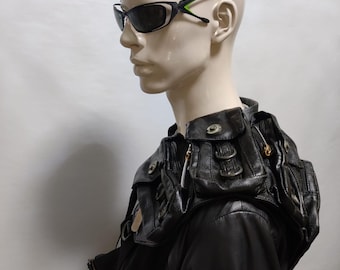 Bolsa de cintura DEVICE, marca japonesa, estilo industrial/tecnológico, utilitária, tipo pochete, com design cyberpunk gorpcore, em tecido com acabamento brilhante.