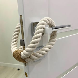 Fermaporta... Corda bianca di cotone... Fermaporta e protezione... Fermaporta bianco con accenti di juta - elegante arredamento per la casa