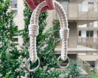Op maat gemaakte handgrepen van wit touw met ronde metalen sluitingen - minimalistisch en duurzaam
