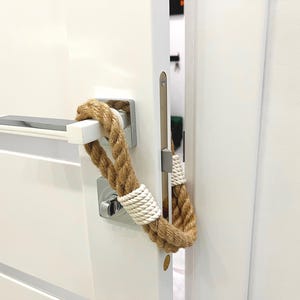 Fermaporta in corda di iuta con accenti bianchi: arredamento naturale per la casa