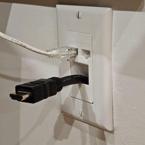 Decora Strap - 2-port Keystone with Pass-Through for HDMI Cable - Wall Plate