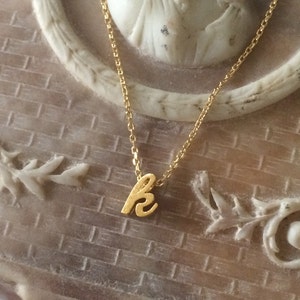 Venta pequeño oro cursive carta collar... Oro script collar inicial... Monogram collar... Joyería minimalista personalizada dama de honor