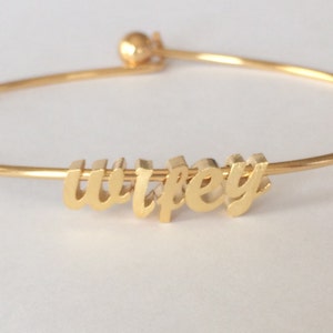 Pequeño Script oro wifey... Pulsera de oro letra cursiva. Pequeña pulsera inicial... idea de regalo de joyería nupcial partido