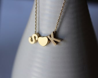 kleine Gold Buchstaben und Herz-Halskette... Gold Sweetheart Kette... Liebe Halskette minimalistischen Schmuck Hochzeit Brautjungferngeschenk