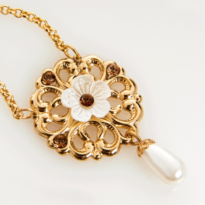 Collier de fleur d'or, collier floral pour la mariée, mariage floral, bijoux de fleur de demoiselle d'honneur, collier de fleur blanche image 3