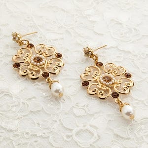 Blush wedding earrings for brides, Dusty gold bridal earrings, Floral bride earrings, Dangling gold earring