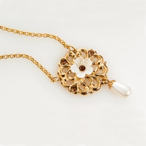 Collier de fleur d'or, collier floral pour la mariée, mariage floral, bijoux de fleur de demoiselle d'honneur, collier de fleur blanche image 2