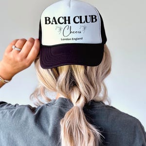 Ort Bach Club Bachelorette Hüte, Benutzerdefinierte Bachelorette Trucker Hat, Der Bach Club, Bachelorette Social Club, Trinkhut