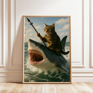 猫のサメのミームプリント、面白い動物のウォールアート、バイラルデジタルポスター、サメに乗るトラ猫、ユーモラスな海の装飾