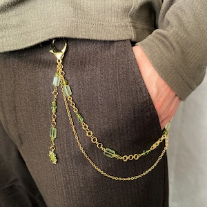 Disclaimer : This is an old design, though an example on how to style the chain :)