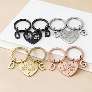 2 st personliga nyckelringar, "Bästa jävla brudar", present till bästa vän, rolig nyckelring med initial, present till bästa vän