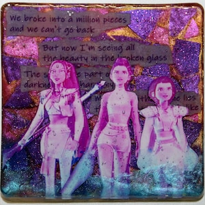 Könnte beinhalten: Ein Mixed-Media-Kunstwerk mit drei stilisierten weiblichen Figuren in Rosa- und Lilatönen. Der Hintergrund ist ein Mosaik aus Glitzer und strukturiertem Papier mit Textfragmenten. Der Text enthält Sätze wie "We broke into a million pieces" und "the beauty in the broken glass".
